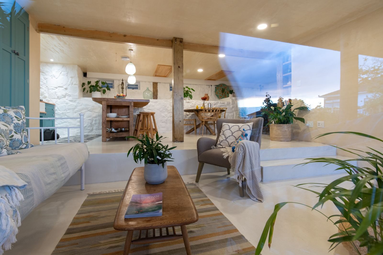 Whitewashed living room, plants and steps